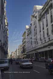 Image du Maroc Professionnelle de  L’architecture du début du XXème siècle sur le boulevard Mohamed V, l'un des plus anciens de "Casablanca". De nombreux architectes internationaux, et surtout des français, qui se sont inspirés des courants des Art Nouveau en vogue en Europe et particulièrement des Art Déco en y ajoutant des caractéristiques locales tel que, stucs, sculptures ou de zelliges, visible sur les façades des immeubles construits pour les colons à Casablanca. A gauche le fameux une partie du bâtiment de " Maroc-Soir "  Art nouveau style « Néo-Mauresque » qui une œuvre de l'architecte français Marius Boyer, Dimanche 11 Janvier 2009. (Photo / Abdeljalil Bounhar) 


